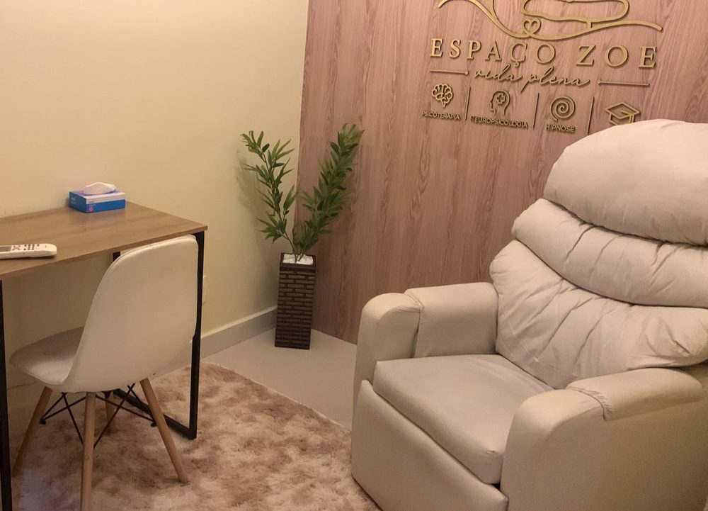 Mesa de trabalho e poltrona na sala onde a avaliação neuropsicológica é aplicada